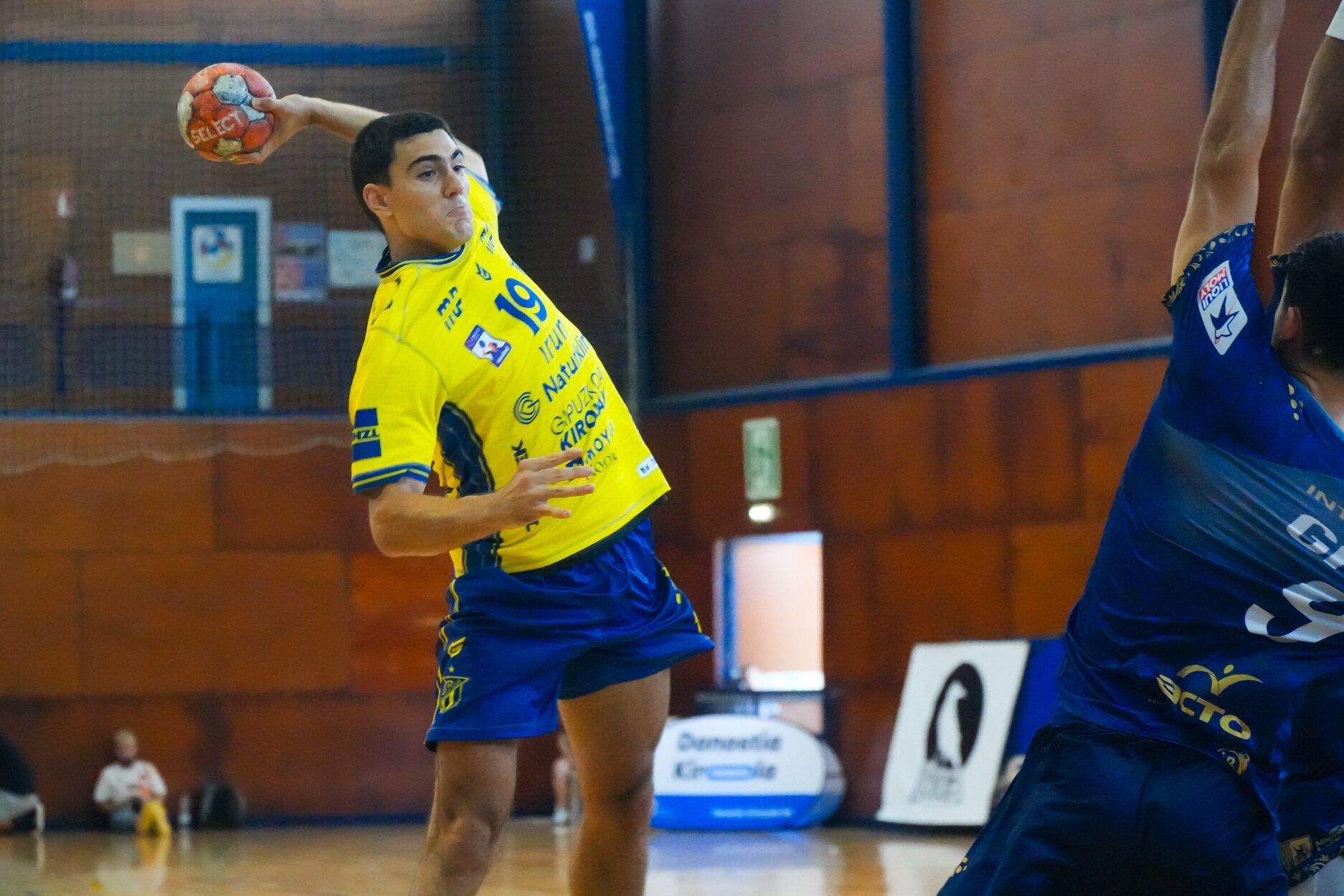 El jugador del Irudek Bidasoa Irun, Julen Mujika, durante la final del Torneo de Egia ante Limoges