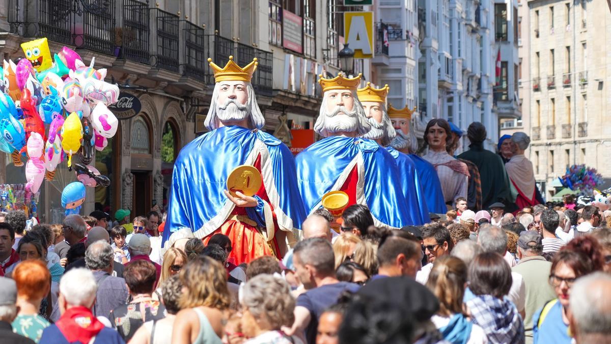 En imágenes: Los gigantes y cabezudos caminan por Vitoria