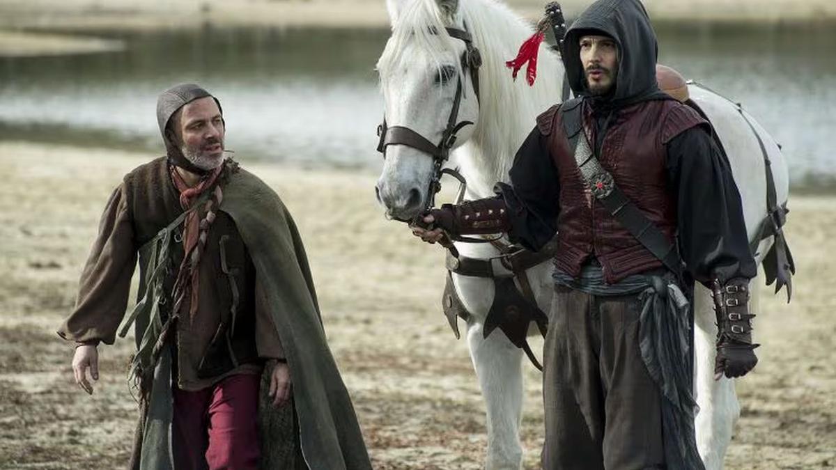 Javier Gutiérrez y David Janer, en una escena de la serie ‘Águila roja’.