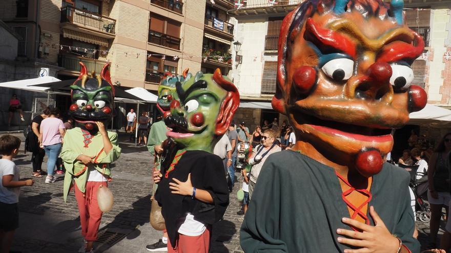 Gigantes y cabezudos toman Mutriku en el inicio de las Madalenas