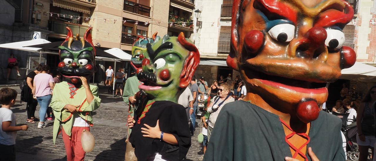 Gigantes y cabezudos toman Mutriku en el inicio de las Madalenas