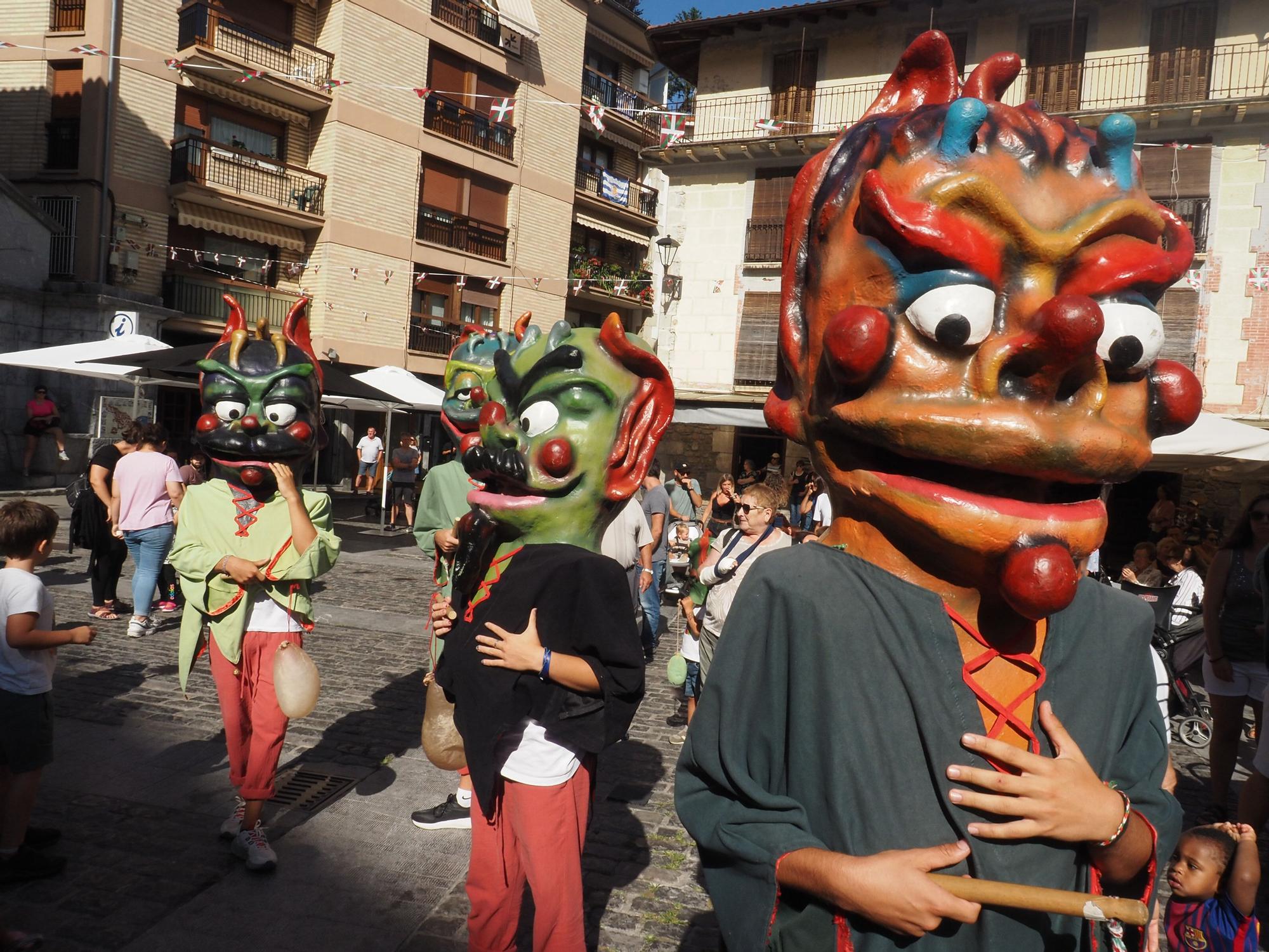 Gigantes y cabezudos toman Mutriku en el inicio de las Madalenas