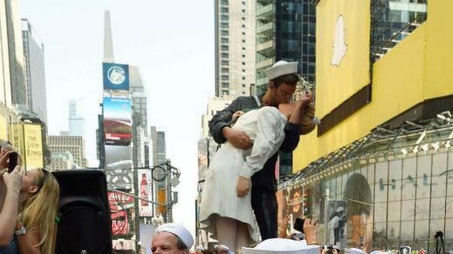 Cientos de parejas recrean en Nueva York la icónica foto del fin de la II Guerra Mundial