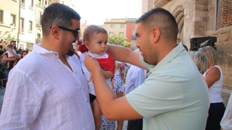 Fotos de la imposición del pañuelo de fiestas de Tudela a los nacidos en 2024