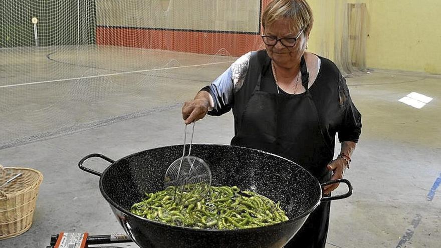 La vecina Julia Treviño cocinó las piparras fritas.
