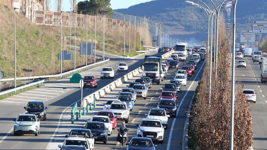 Retención en la Ronda de Pamplona tras el corte por la huelga del 17-M
