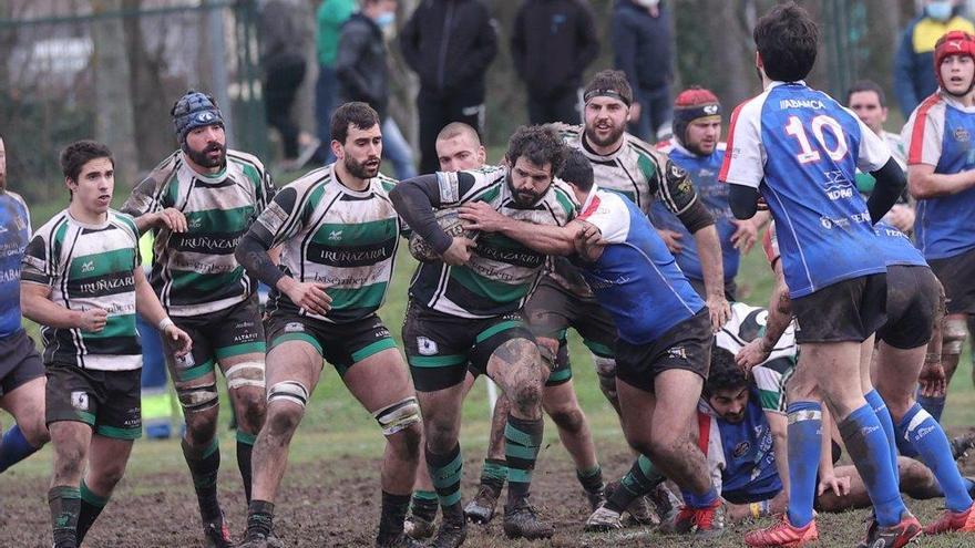 Jugadores de La Única y el Ferrol pugnan por un balón en el partido de ida.