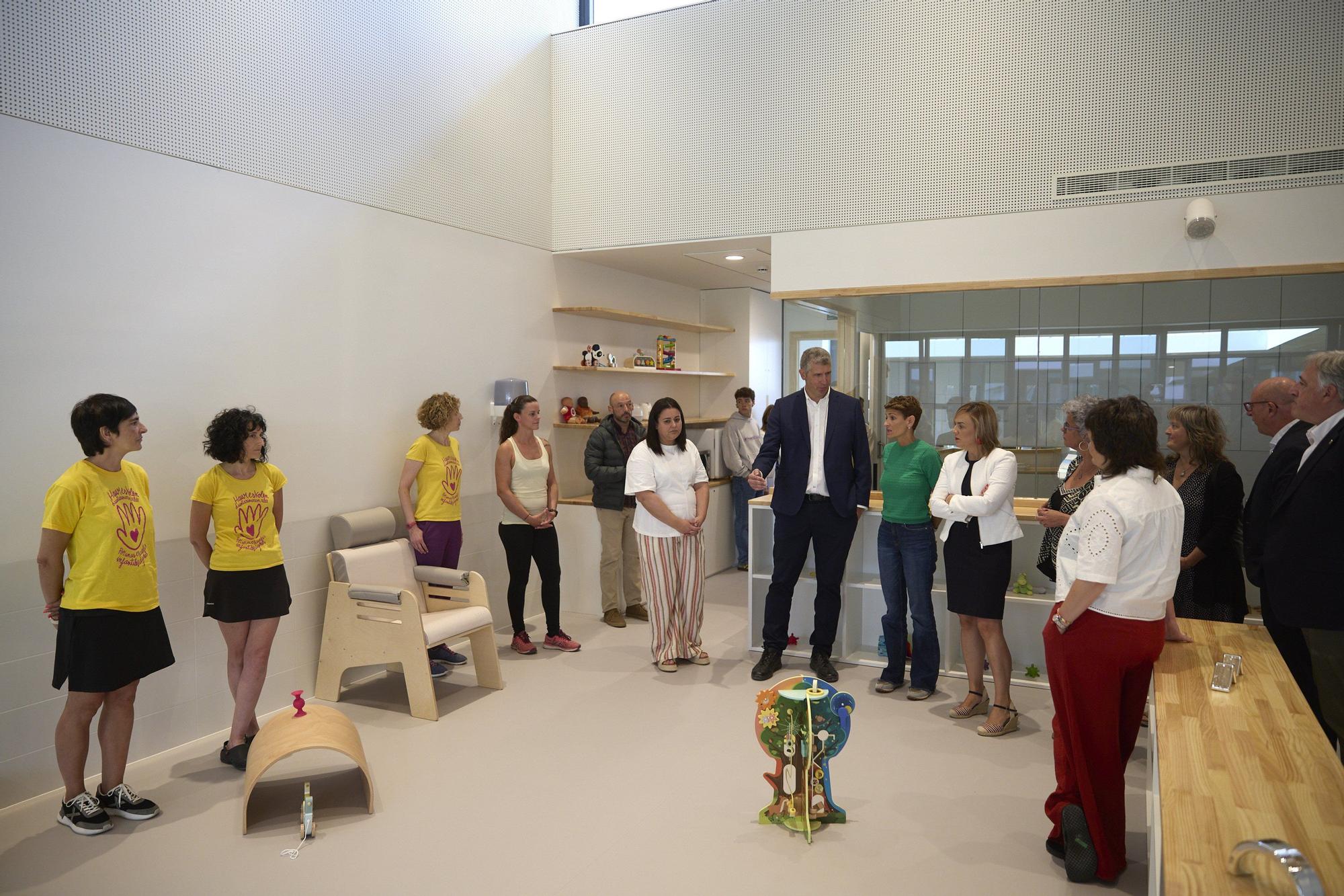 Fotos de la visita de María Chivite a la nueva Escuela Infantil de Erripagaña