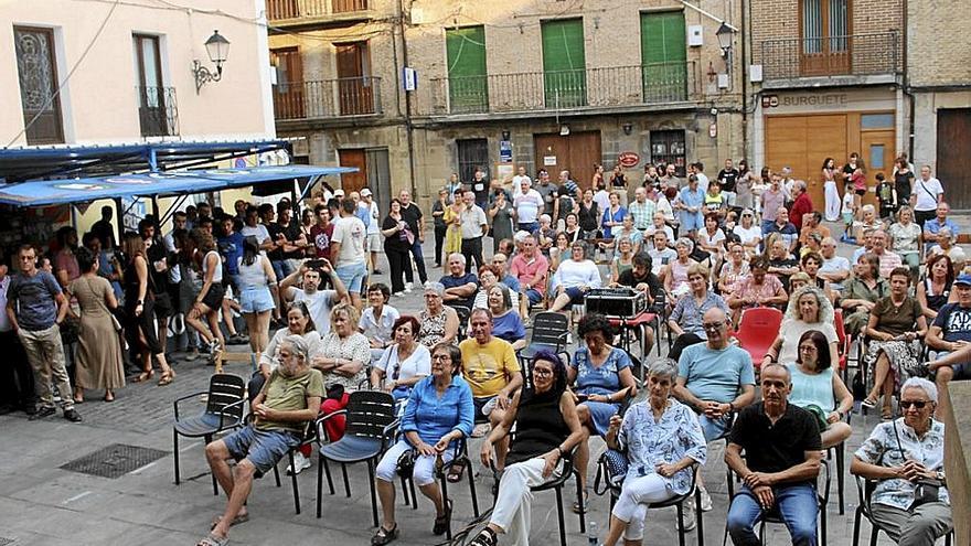 El público aplaude la actuación en la plaza, junto al espacio de la Irunberriko Barraka.