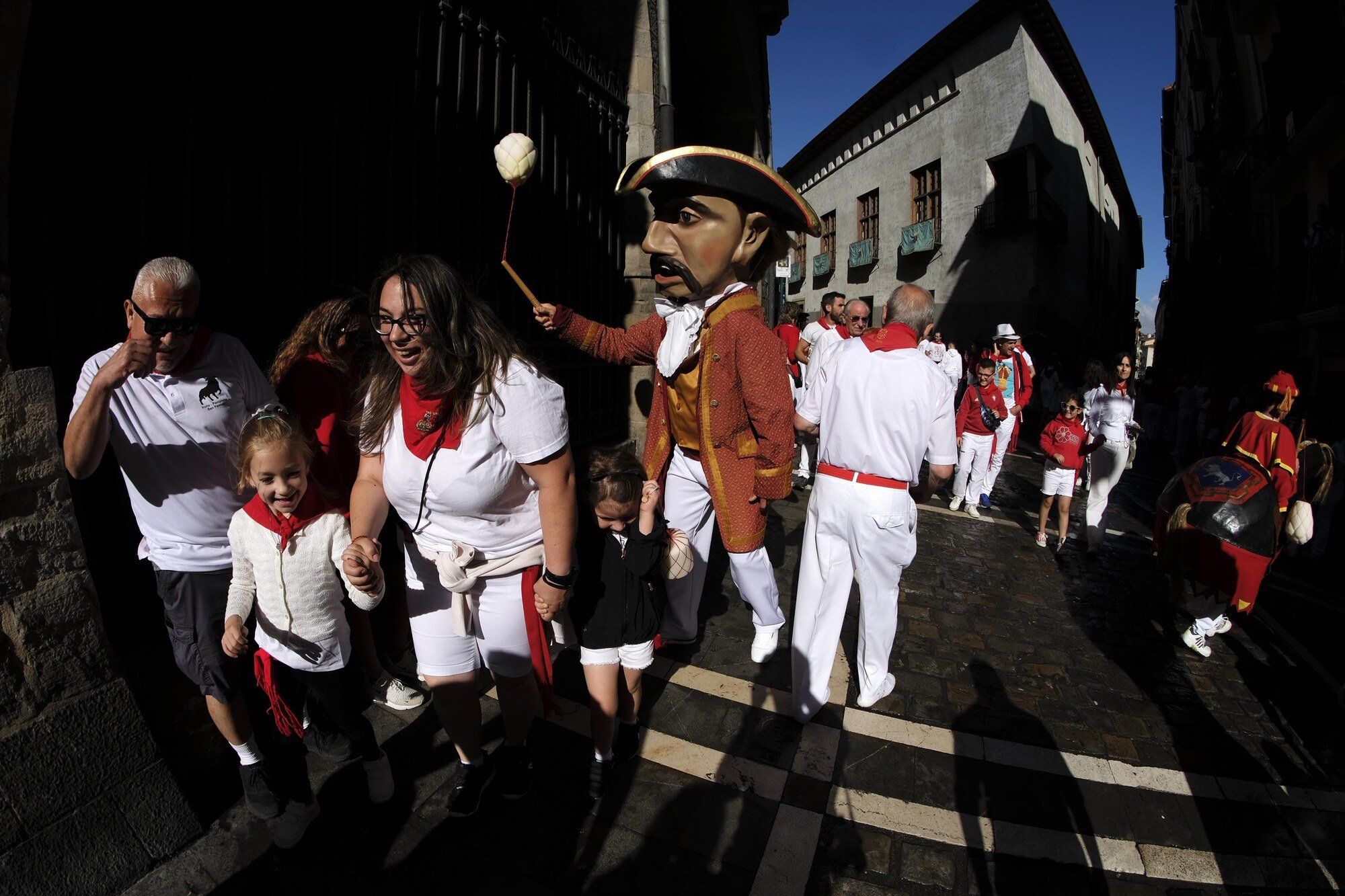 Comparsa de kilikis, cabezudos y gigantes en San Fermín 2022