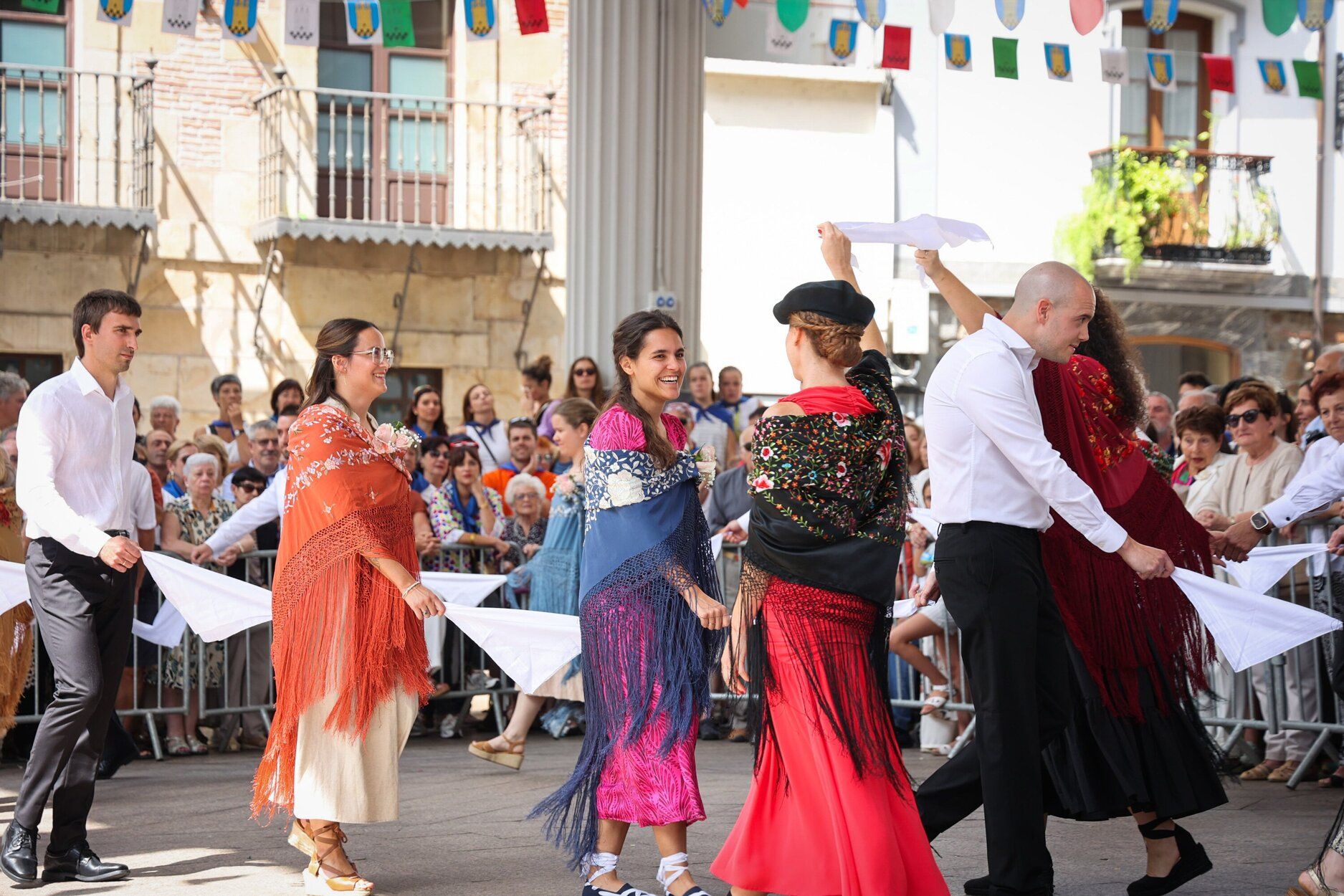 Emoción en Ordizia con el baile de los Santaneros