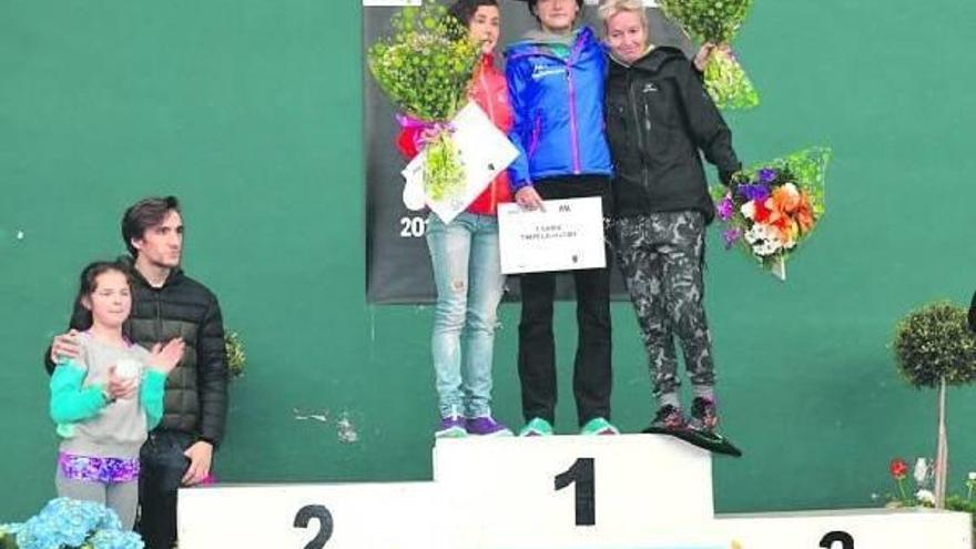 Laida Elizegi (i), Aitziber Ibarbia (c) y Eguzkiñe Intxaurbe (d).