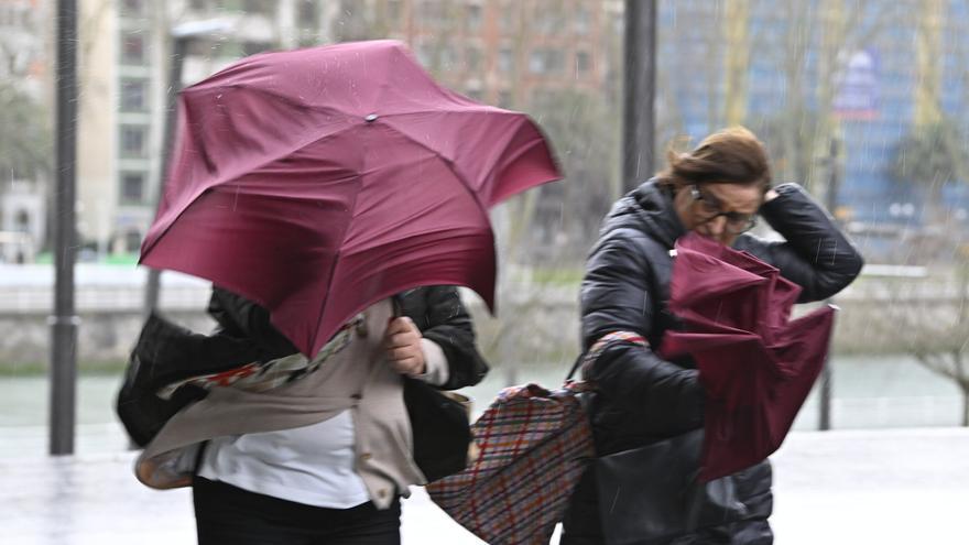 Rachas de viento de más de 135 km/h en Bizkaia obligan a desviar vuelos desde primera hora