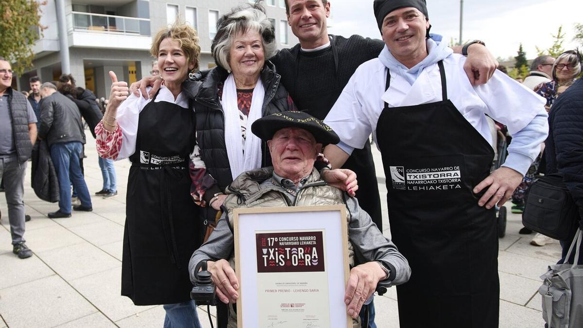 La emocionante celebración de la familia Iriguibel, campeona del XVII Concurso Navarro de Txistorra
