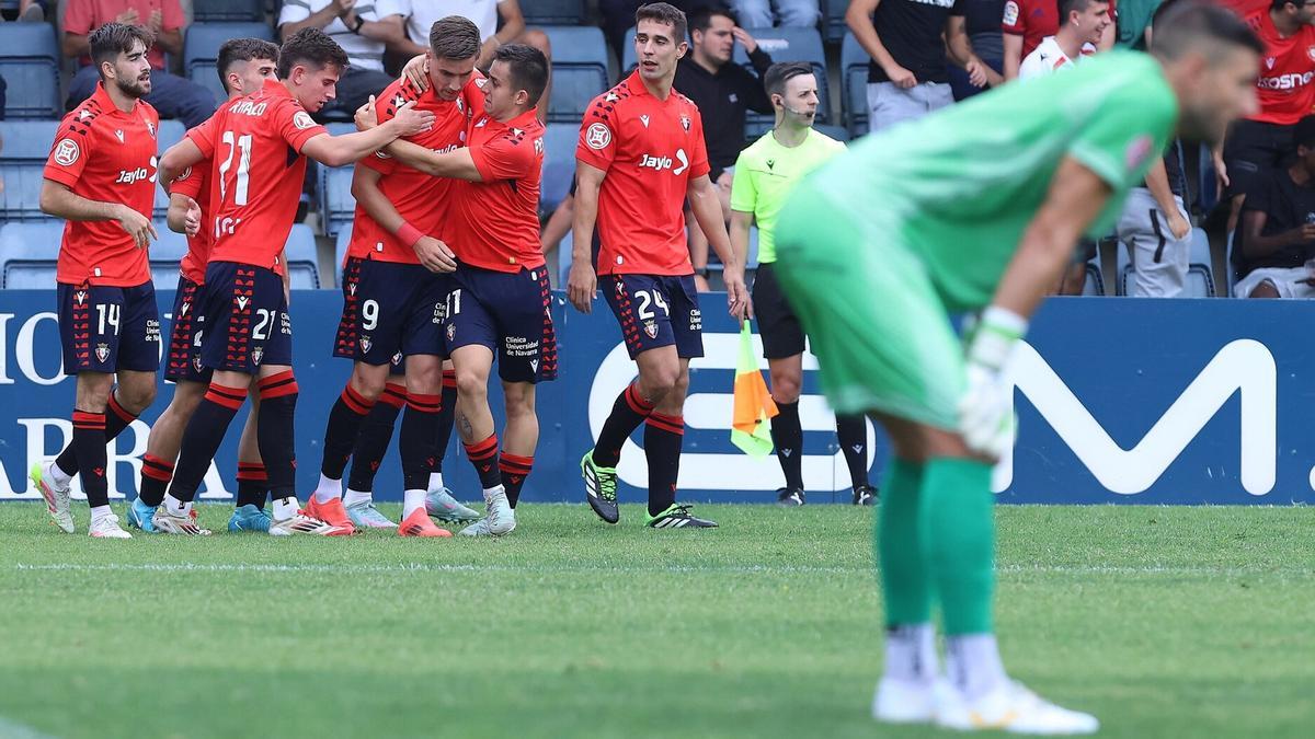 Asier Osambela, con el grupo, celebra el gol de Dani González al Ourense.