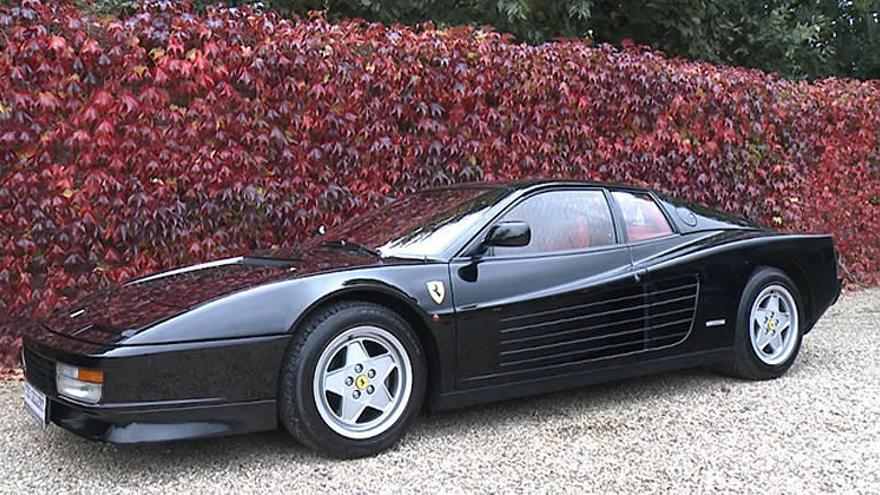 Un Ferrari Testarrosa negro, uno de los modelos más famosos diseñados por Pininfarina.