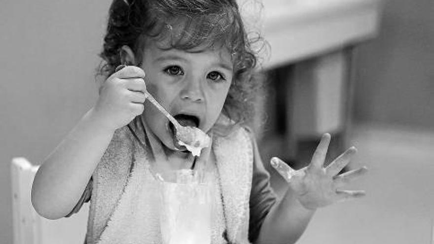 Sofía, dando buena cuenta de un vaso de yogur natural.
