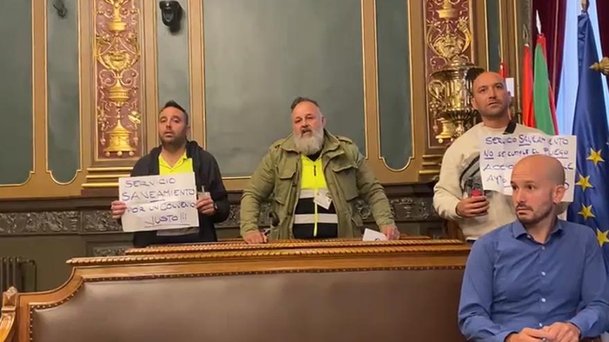 Protesta de los trabajadores del servicio de saneamiento en el pleno de Bilbao