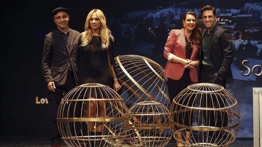 Los cantantes Marta Sánchez (2i), Niña Pastori y David Bustamante (d), y el director de cine Pablo Vergel, que ha dirigido el anuncio de navidad de Loterías y Apuestas del Estado, durante la presentación del Sorteo Extraordinario de Navidad 2013, esta mañ
