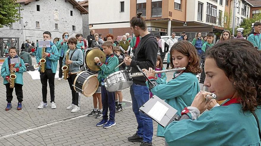 La fanfarre de Aralar Musika Eskola ofreció un alegre repertorio.