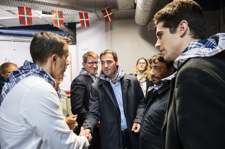 El Lehendakari Imanol Pradales y la vicelehendakari primera y consejera de Política Lingüística, Ibone Bengoetxea, se reunen con la diáspora en la Eskual Etxea de París