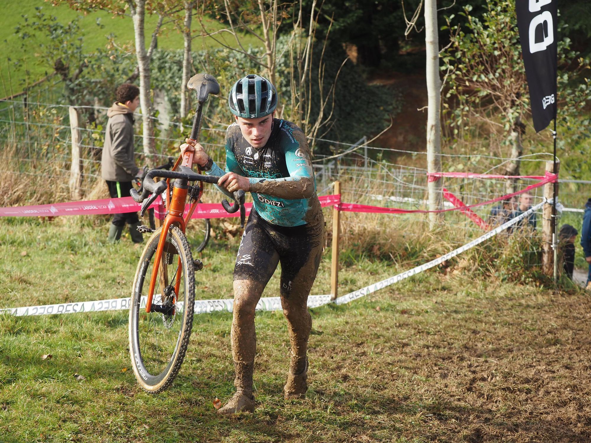 El barro se sumó al espectáculo de ciclocross en Elgoibar
