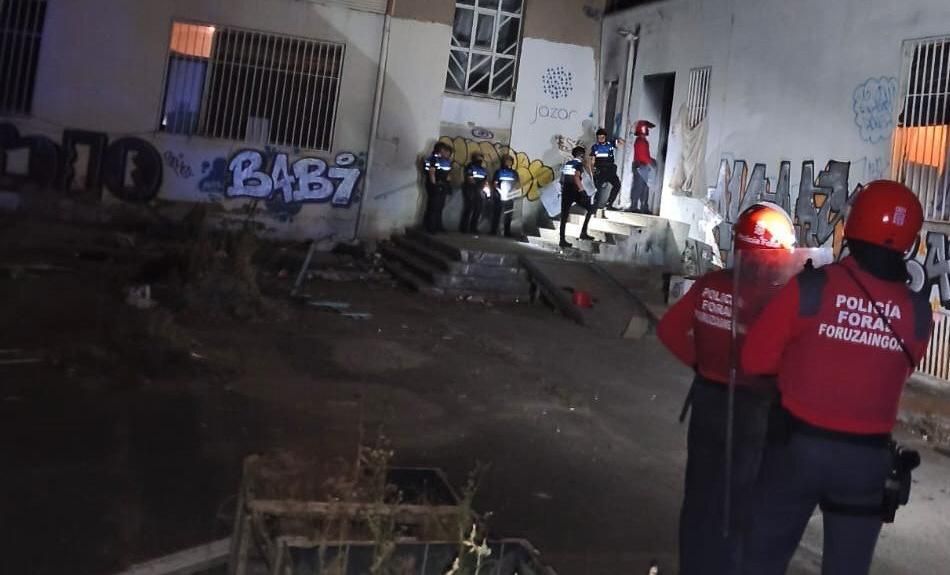 Agentes de Policía Municipal y Policía Foral, durante la intervención de este fin de semana.