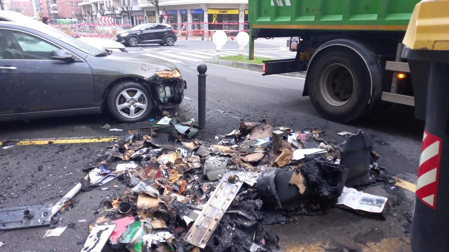 Un incendio calcina un contenedor en el centro de Bilbao y daña un vehículo aparcado