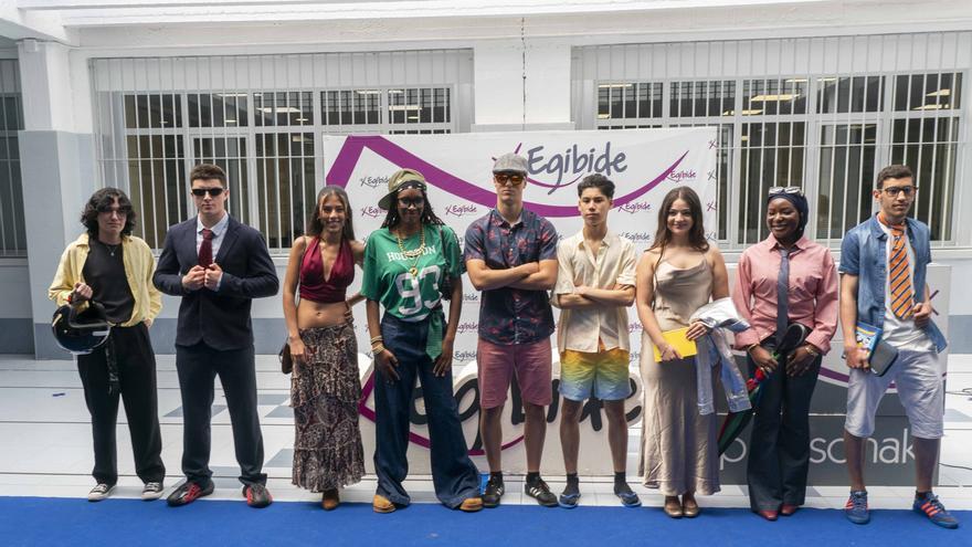 En imágenes: Alumnos de Egibide desfilan con conjuntos de segunda mano