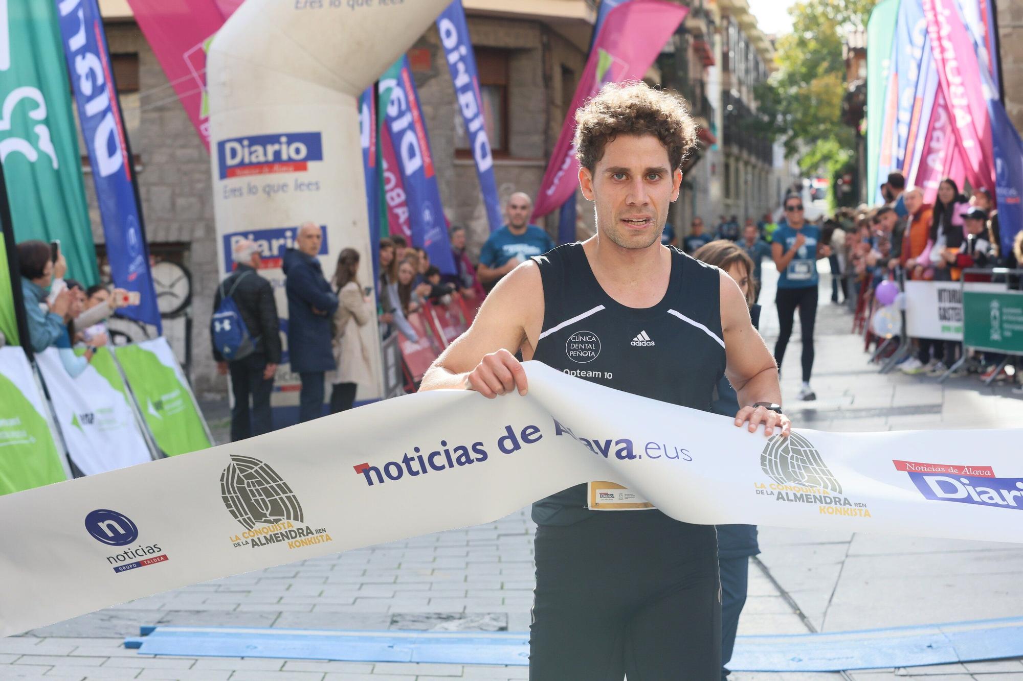 En imágenes: Miles de personas participan en La Conquista de la Almendra