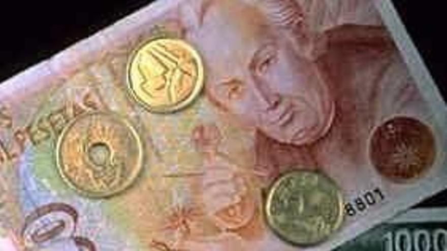 Monedas y billetes de pesetas.