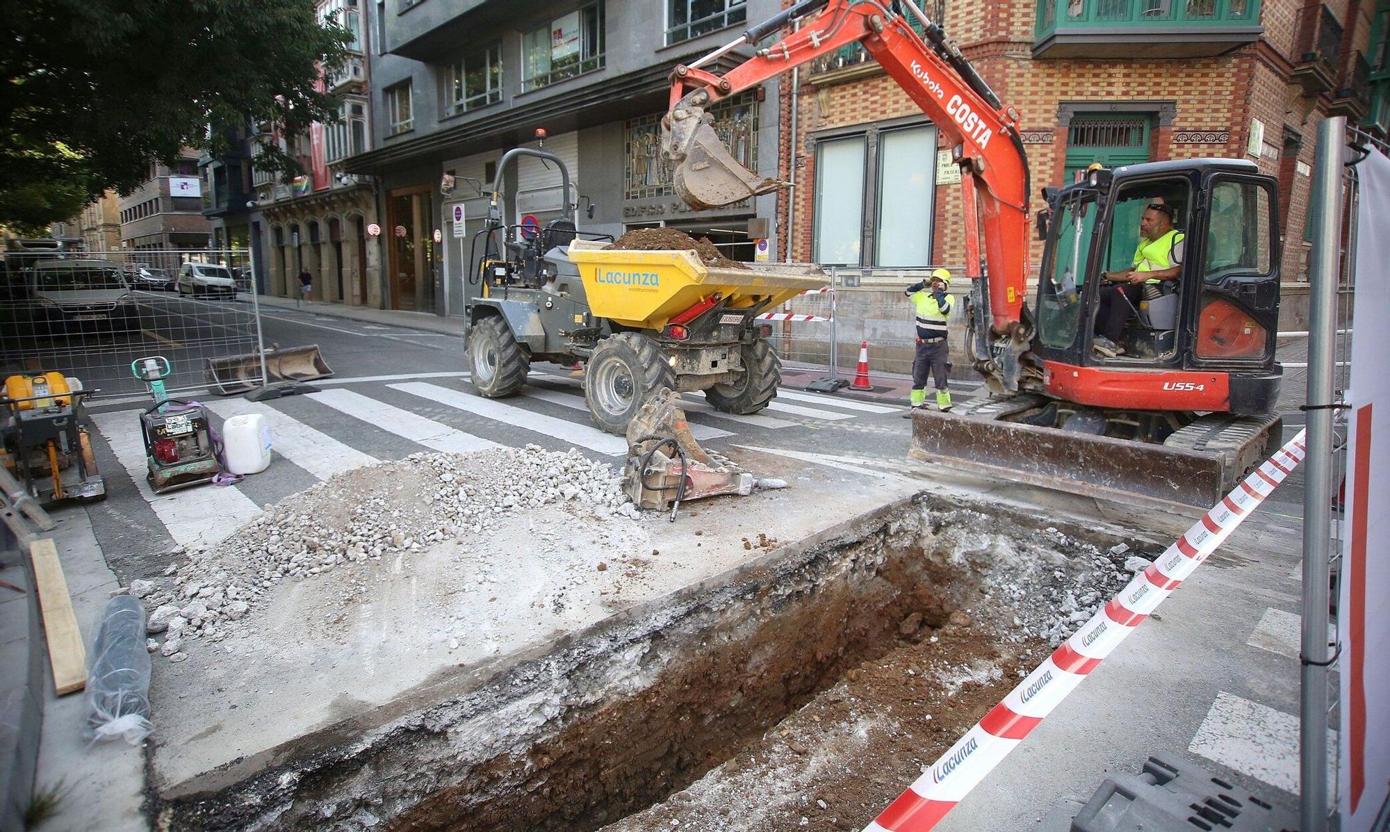 Fotos del inicio de las catas previas al comienzo de las obra del Paseo de Sarasate