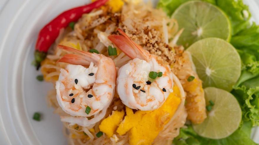 Menú fin de semana: Ensalada Thai con fideos konjac, rollitos de berza y bizcocho vegano de chocolate