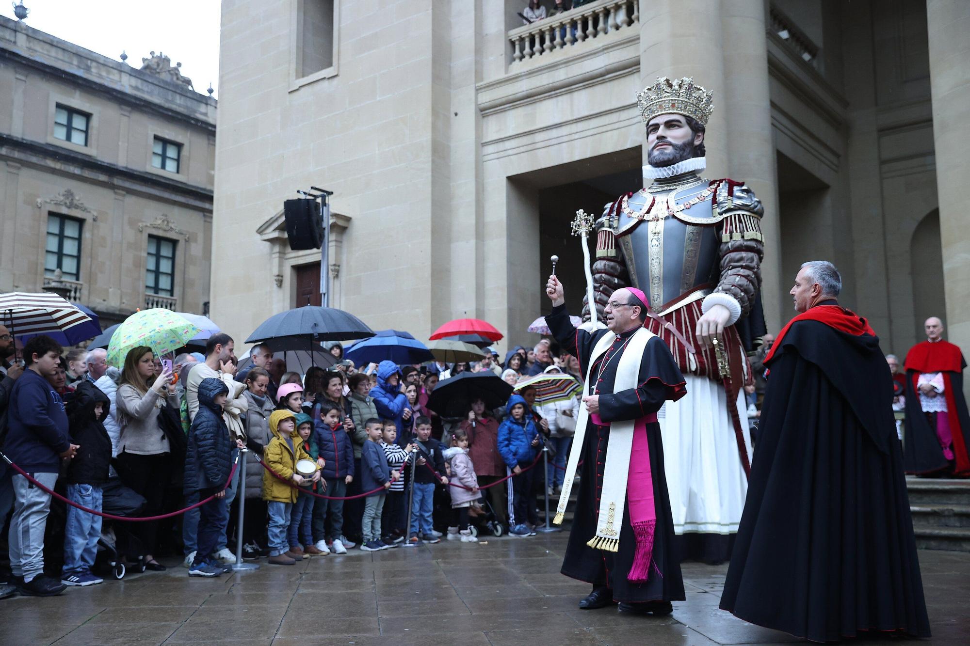 La Catedral de Pamplona presenta en público los gigantes que tuvo hace siglos