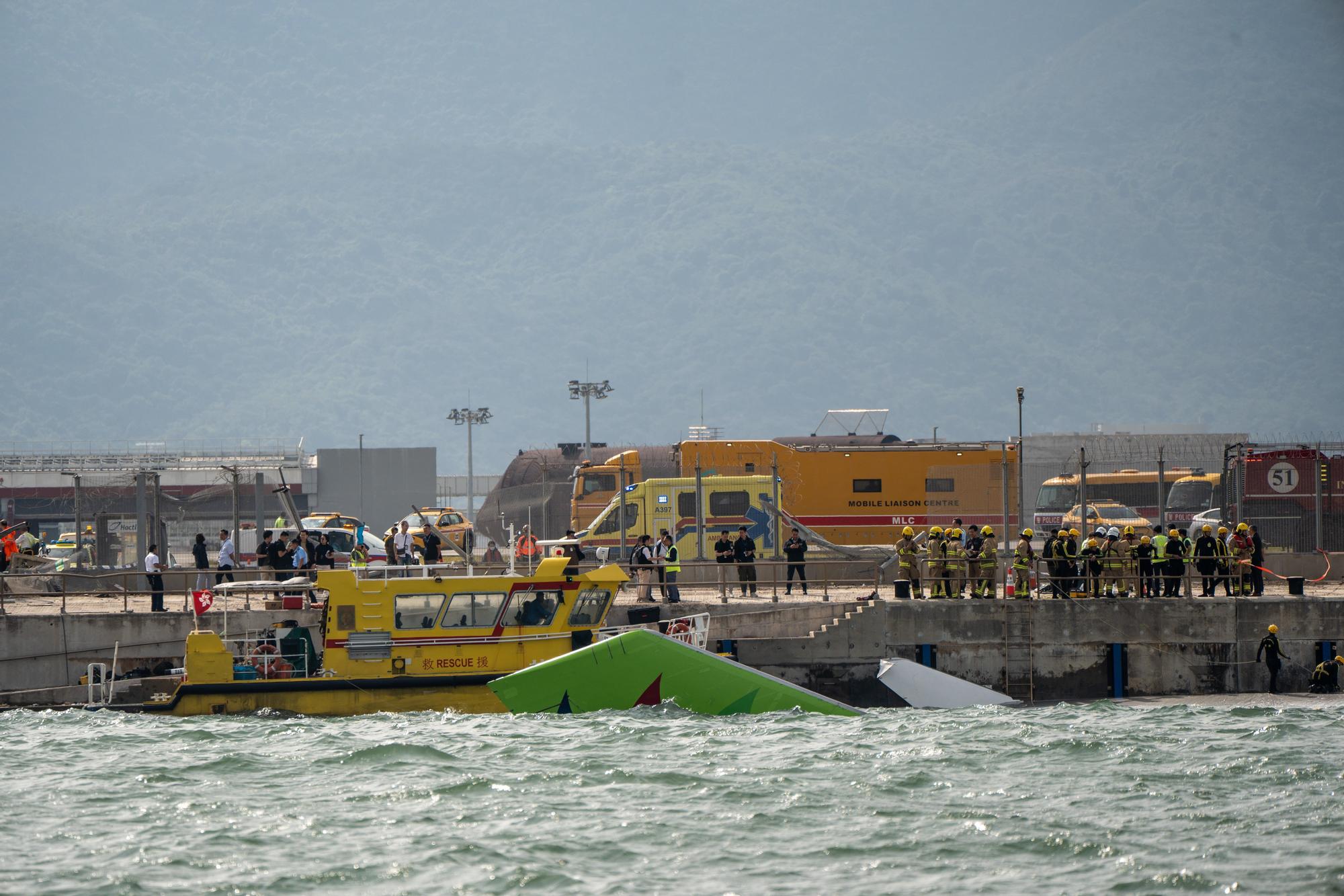 En imágenes: Un Boeing 747-481 de carga pierde el control y cae al mar al aterrizar en Hong Kong