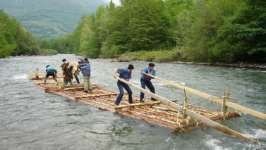 Una almadía en Lées Athas, valle de Aspe.