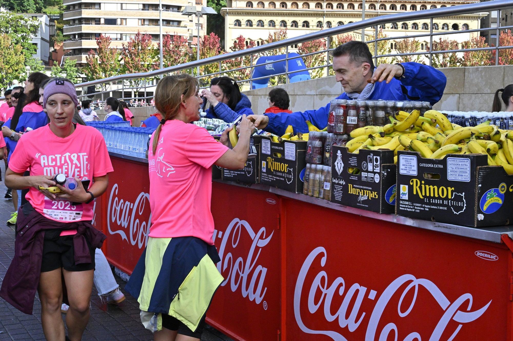 En imágenes: los paraguas tiñen la marea rosa de Bilbao