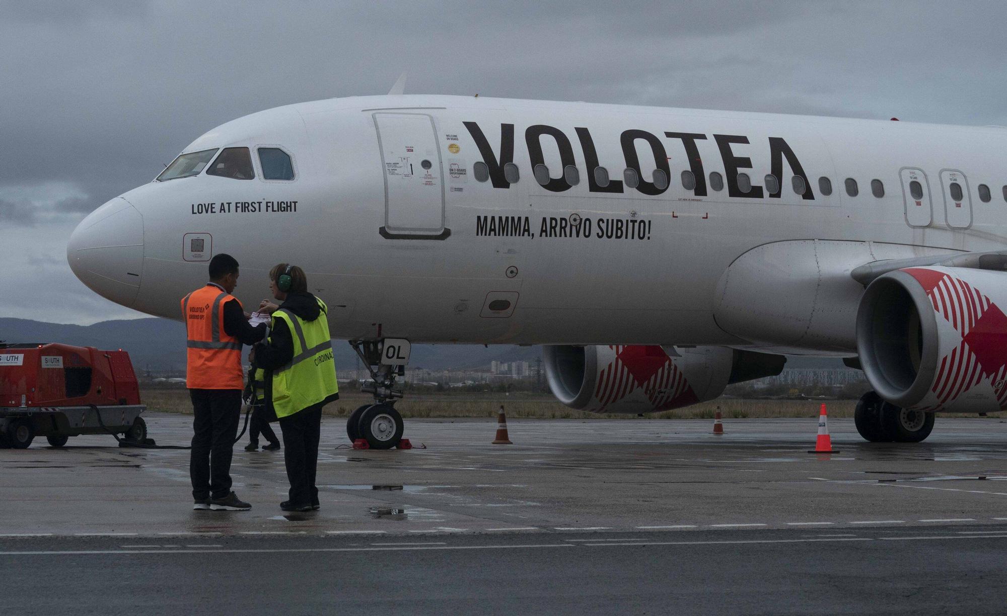 En imágenes: Foronda estrena los vuelos regulares a Barcelona y Madrid