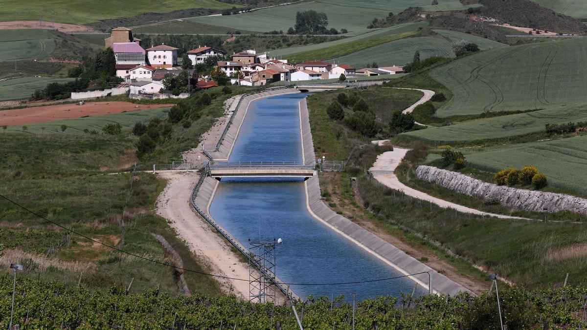 Canal de Navarra a su paso por Tirapu.