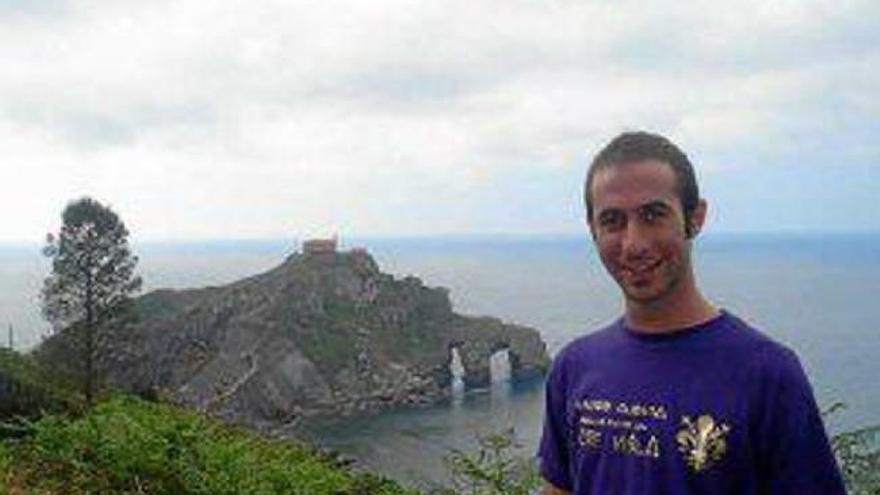 Iñigo Cabacas, junto a Gaztelugatxe.