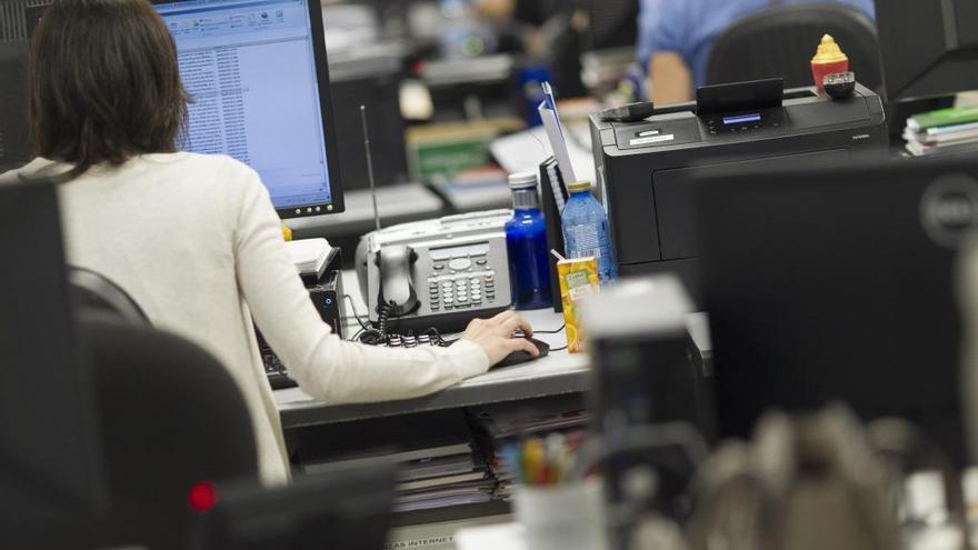 Una mujer trabajando en una oficina.