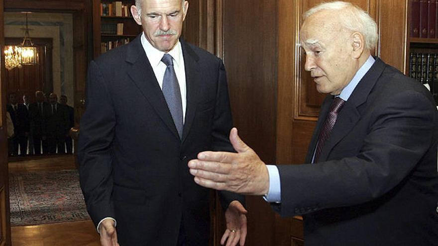 El presidente griego, Carolos Papulias (d), da la bienvenida al primer ministro griego, Yorgos Papandréu, antes de la reunión extraordinaria que mantuvieron en Atenas, Grecia.