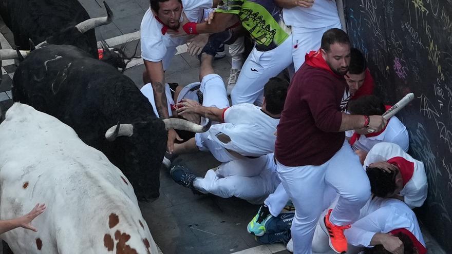 Fanfarrón, a milímetros de la cornada: el momento que sobrecogió el primer encierro de San Fermín 2026