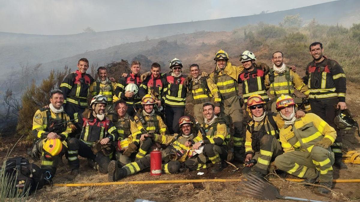 Parte de los bomberos de Navarra, con miembros de la Brif de Puerto Pico (Ávila), en Trascastro (León).