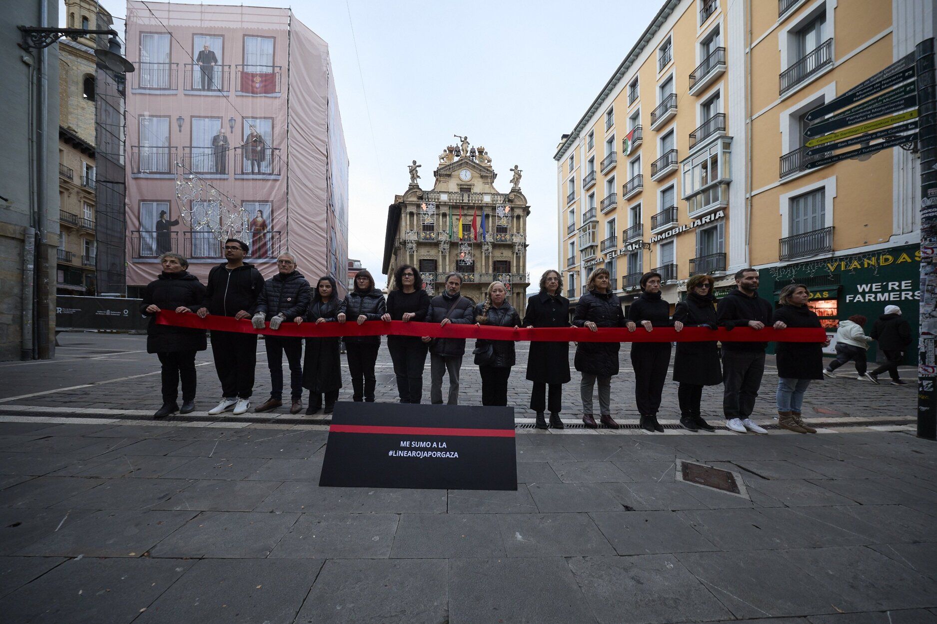 Imágenes de activistas de Amnistía Internacional, CEAR, Médicos del Mundo y Oxfam Intermón marcarán una línea roja por Gaza.