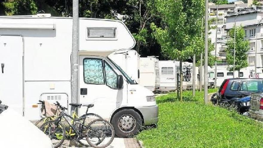 Varias autocaravanas invaden las aceras de la calle Andrestegi, junto a la biblioteca de la UPV/EHU, ayer.