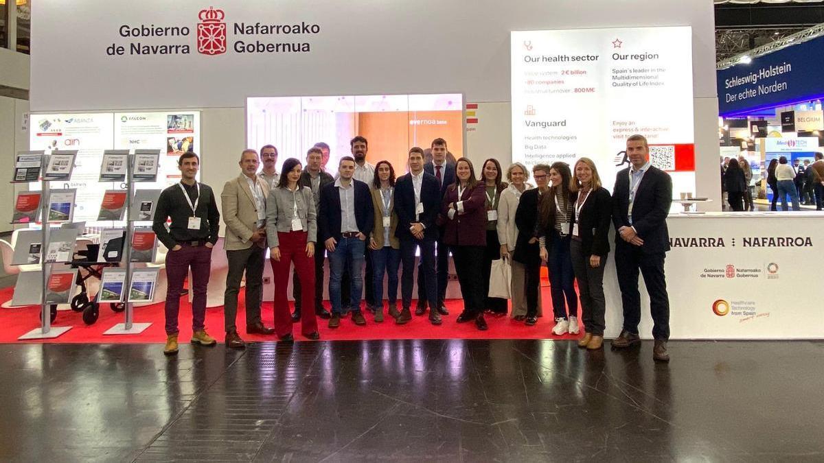 Participantes en la feria MEDICA, en el stand navarro.