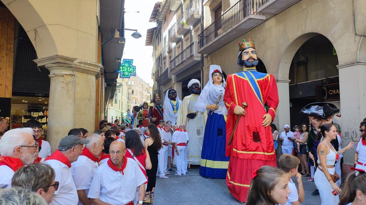 La comparsa a punto regresa de las calles de la ciudad.