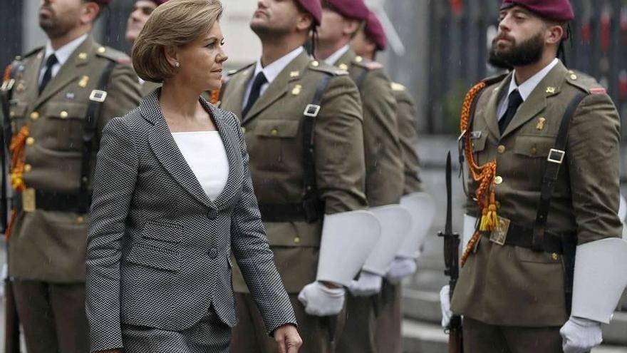 La ministra de Defensa y secretaria general del Partido Popular, María Dolores de Cospedal, pasa revista a las tropas que la rindieron honores durante el acto de su toma de posesión en la sede del ministerio.