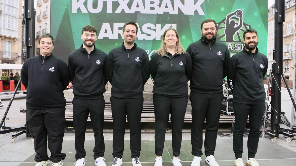 En imágenes: El Araski presenta su plantilla en la plaza de la Virgen Blanca